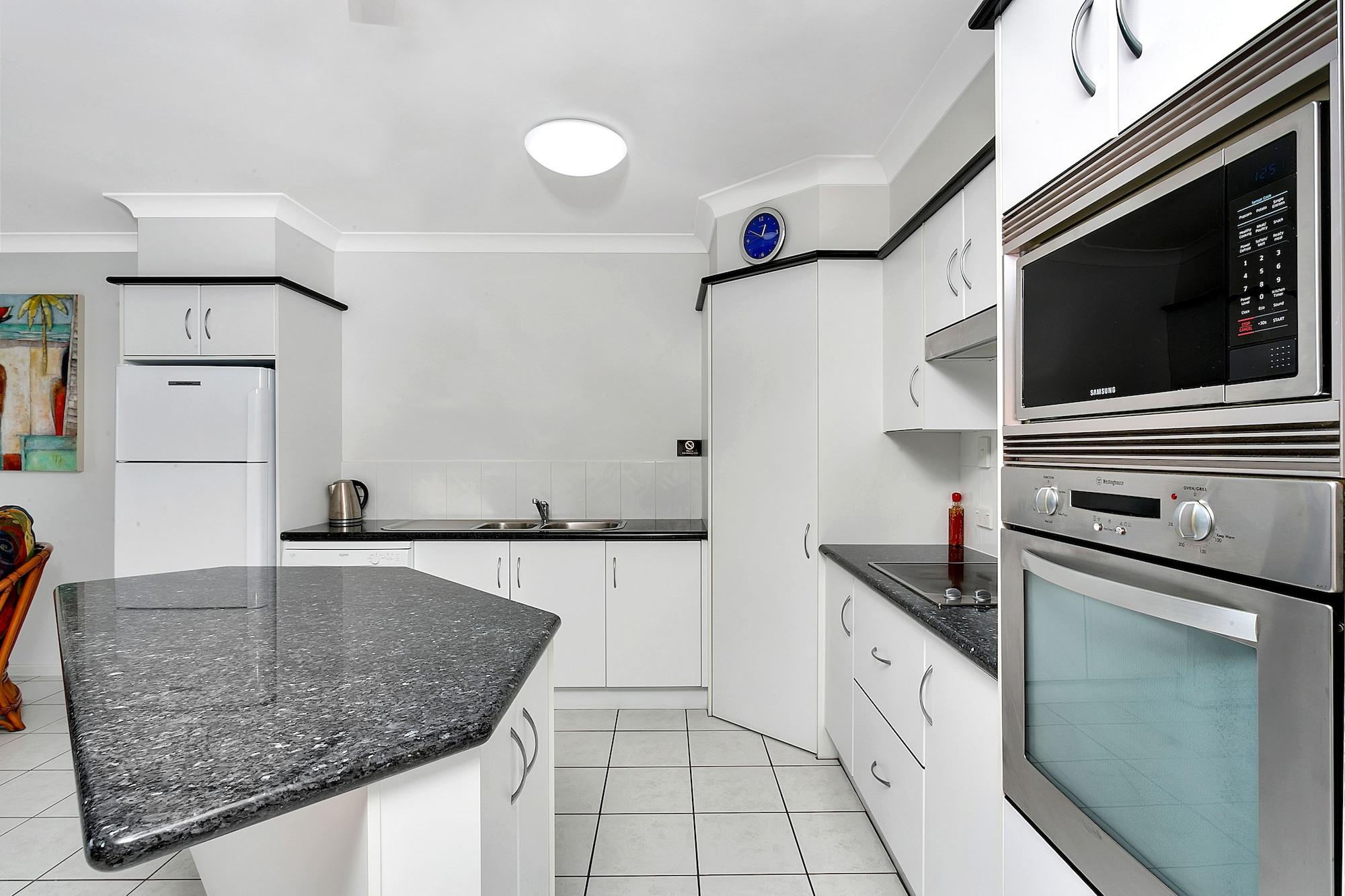 Beachfront Apartments On Тринити Бич Экстерьер фото