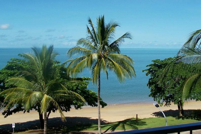 Beachfront Apartments On Тринити Бич Экстерьер фото